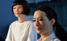 Japon: présentation de deux robots androïdes plus vrais que nature