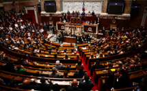 Retraites: Macron brandit la dissolution, marque d'autorité comme aveu de faiblesse