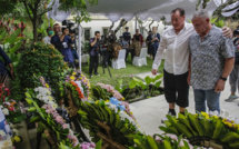 Fleurs et larmes pour le 20e anniversaire des attentats de Bali