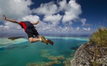 Maupiti star de la vidéo d’un base jumper