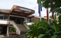 Bourré il attaque les hôtes de la soirée avec un coupe-coupe