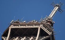 Loin des touristes, une tour Eiffel toujours stratégique pour la TV et la radio