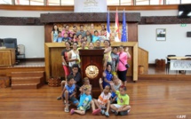 18 enfants de Tahuata visitent l’Assemblée
