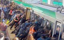 Des Australiens soulèvent un train pour libérer un voyageur coincé