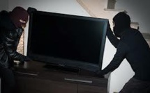 Surpris, les voleurs rapportent la TV... mais oublient leur portable
