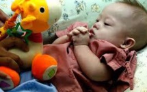 Le père australien n'a "aucun droit" de prendre le bébé trisomique, dit la mère porteuse
