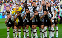 Les Allemands se couvrent ostensiblement la bouche sur la photo d'avant-match