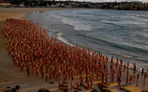 Australie: 2.500 personnes posent nues sur la plage contre le cancer de la peau
