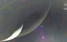 Après un survol très proche de la Lune, la capsule Orion entame son retour vers la Terre