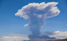 Le volcan chilien Lascar envoie un signal sismique et augmente son activité
