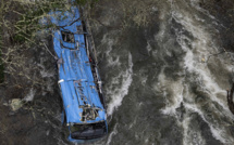 Six morts après la chute spectaculaire d'un car dans une rivière en Espagne