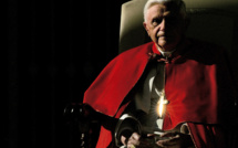 Le pape appelle à prier pour Benoît XVI, "gravement malade"