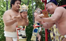 Des bébés en larmes dans les bras de sumo pour attirer les bontés divines
