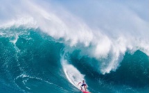Tikanui Smith dans la cour des géants à l'Eddie Aikau