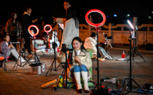 En Chine, des streameurs campent dehors en quête de pourboires