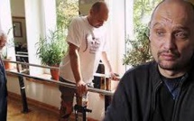 Un homme paralysé marche à nouveau après une opération sans précédent de la colonne vertébrale