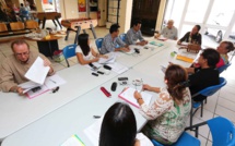 Tea Frogier rencontre le personnel du Fare Tama Hau