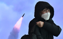 La Corée du Nord confirme le lancement d'un missile intercontinental, devant Kim et sa fille