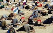 Climat: des "autruches" humaines la tête dans le sable à Sydney pour alerter le G20