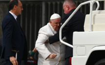 Le pape François, hospitalisé à Rome, va mieux et "a repris le travail"