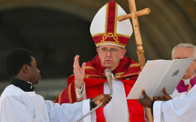Le pape, tout juste sorti de l'hôpital, remercie les fidèles pendant la messe des Rameaux