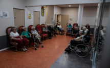 "Bien vieillir": la majorité dégaine ses mesures, les oppositions déçues