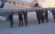 Russie: des passagers poussent leur avion gelé pour l'aider à décoller