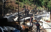 Une maison de tôles part en fumée à Bora Bora