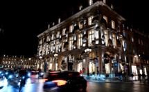 Paris: des militants écologistes aspergent de peinture la Fondation Louis Vuitton et la place Vendôme