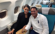 Hinarere dans l'avion à Roissy: départ imminent pour Papeete