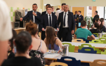 Macron de nouveau sur le terrain veut faire du lycée pro une "cause nationale"