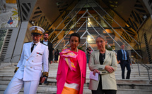 A La Réunion, Borne soigne les élus et évite les casseroles