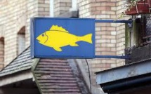 Le poissonnier travesti s'exhibe dans sa vitrine et est convoqué au tribunal