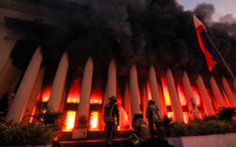 A Manille, un gigantesque incendie ravage un bureau de poste historique