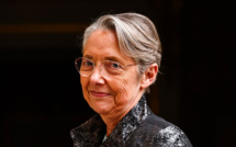 "Héritier de Pétain": sévèrement critiqué, Macron assure Borne de sa "confiance"