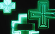 Charlie Hebdo: les pharmacies appelées à éteindre leurs croix verte à midi