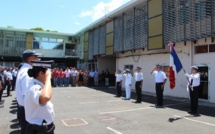 En hommage aux trois policiers morts dans la série d'attaques terroristes à Paris