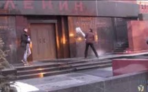 Deux Russes condamnés pour avoir aspergé d'eau bénite le mausolée de Lénine