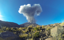 Pérou: explosions et colonne de cendres au-dessus du volcan Ubinas