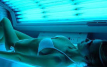 Les dangers des cabines de bronzage dénoncés par les dermatologues