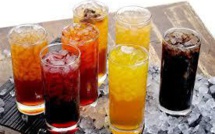 Boire sucré pourrait avancer la survenue des premières règles