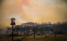 La Grèce "en guerre" contre les incendies, des milliers de touristes évacués