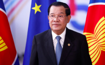 Hun Sen, homme fort du Cambodge depuis 38 ans, se retire au profit de son fils