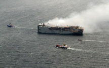 Le cargo en feu au large des Pays-Bas remorqué vers une position temporaire