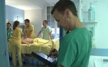 Apprendre le toucher vaginal sur des patientes endormies: des médecins alertent le gouvernement
