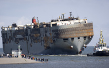 Le cargo qui avait pris feu au large des Pays-Bas remorqué jusqu'à un port