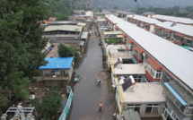 Ni eau ni électricité: le nettoyage débute à Pékin frappé par le déluge