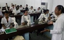 Médecins océaniens formés à Cuba : une solution inadaptée ?