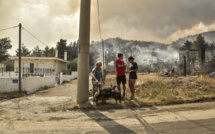 En Grèce, les pompiers combattent de gros incendies sur de multiples fronts