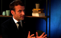 Macron pour une "tenue unique" à l'école